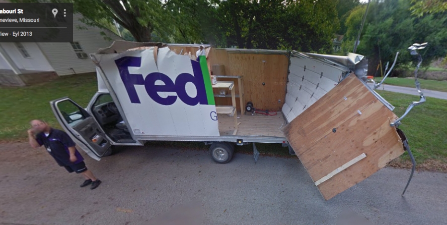 Fedex aracı, alçak bir köprüye çarpıp dağılıyor