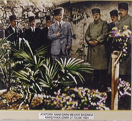 Atatürk Annesinin Mezarı Başında Karşıyaka İzmir - 1923