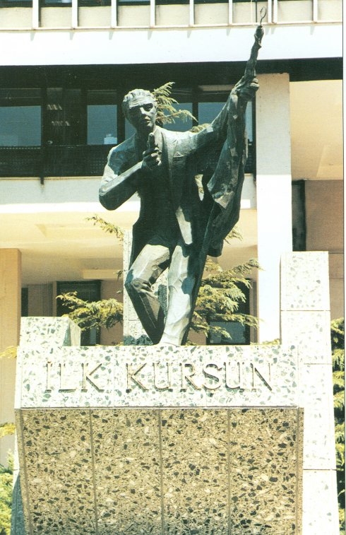 Atatürk Hasan Tahsin Anıtı