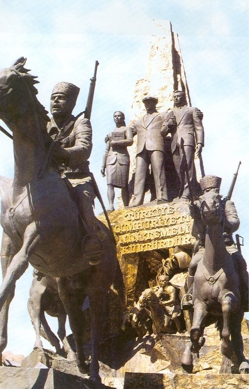 Atatürk Uşak Anıtı